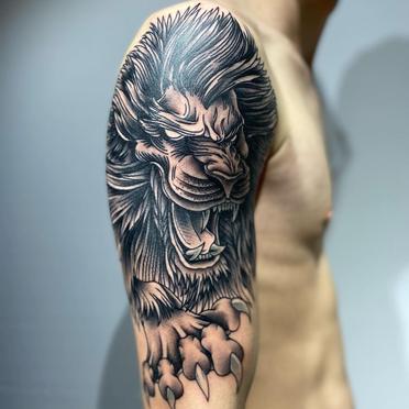 61 Stunning Lion Shoulder Tattoos for Men to Try Now