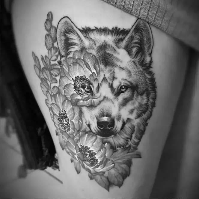 Beautiful Wolf Tattoo on Right Thigh